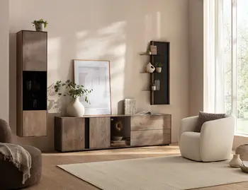 Wohnzimmer mit Holzmöbeln, Sideboard, Sessel, Teppich und großer Fensterfront